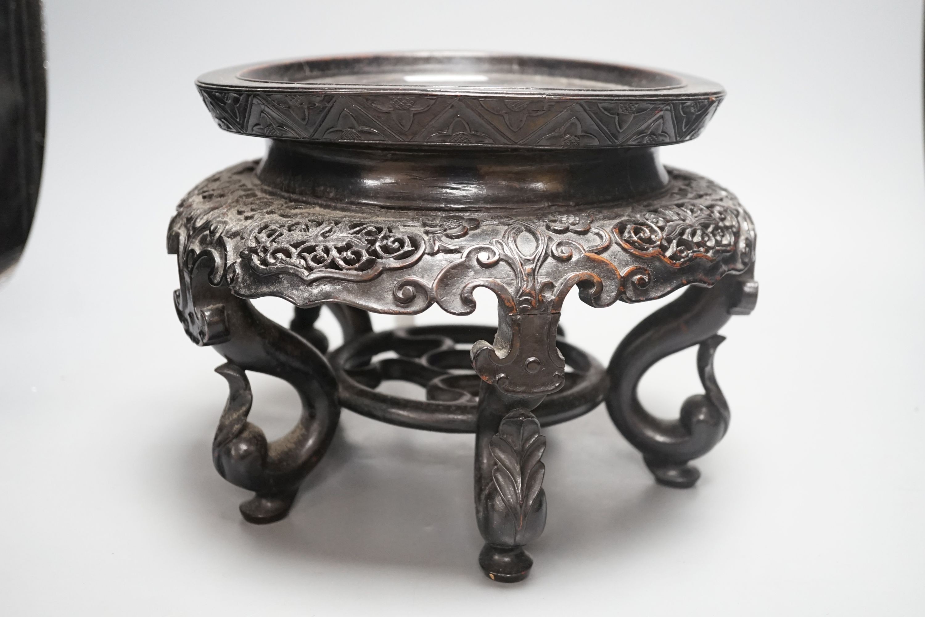 A Chinese carved wood vase stand - 20cm tall